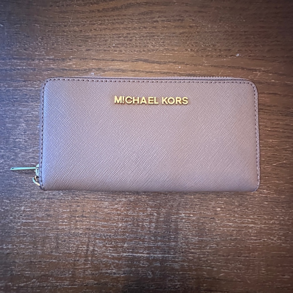 Michael Michael Kors Jet Set Travel Wallet | Slightly Used | Great condition